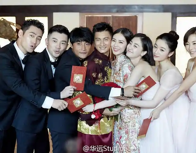 吴奇隆刘诗诗大婚:新人玩亲亲 妈妈美艳抢镜