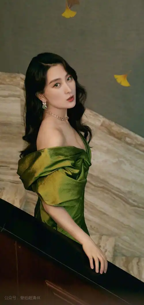 性感马苏低胸绿色礼服手机壁纸