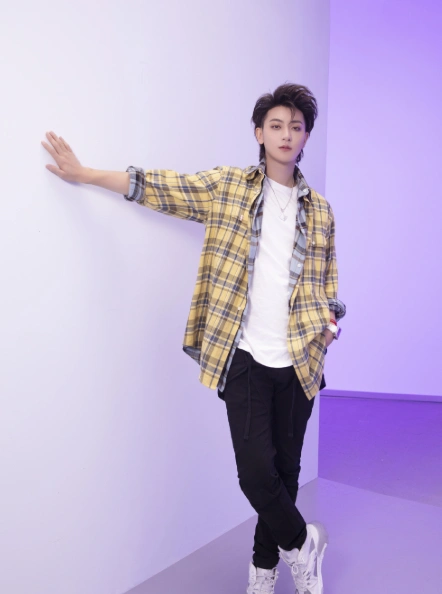 黄子韬不愧是宝藏男孩,留长发穿格纹衬衫,粉丝都忍不住了