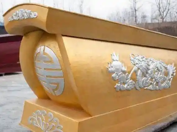 棺材就是死人的房子,也称为"阴宅",棺材板做成一个坡度,代表房檐.