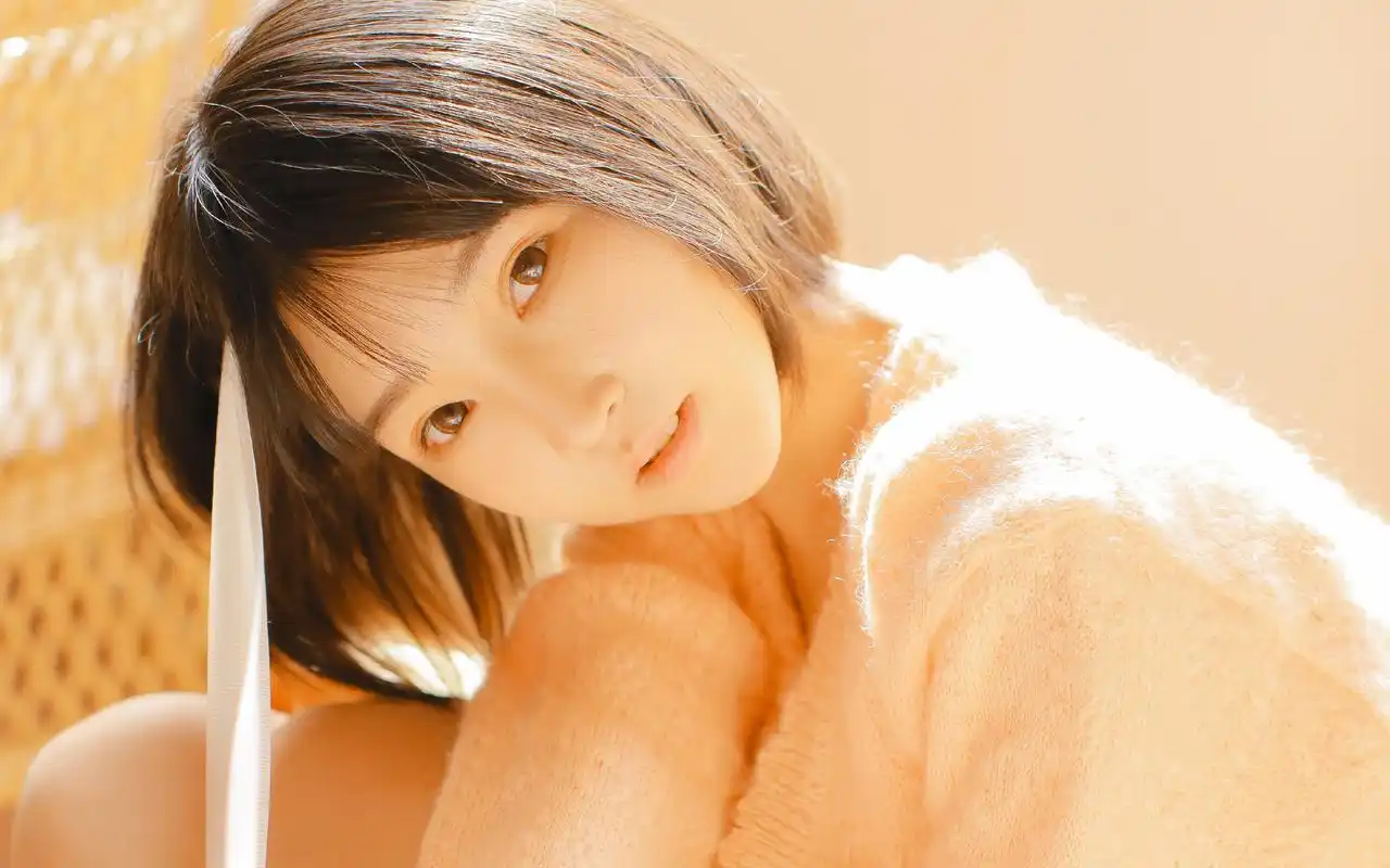 治愈系短发美女高清电脑桌面壁纸