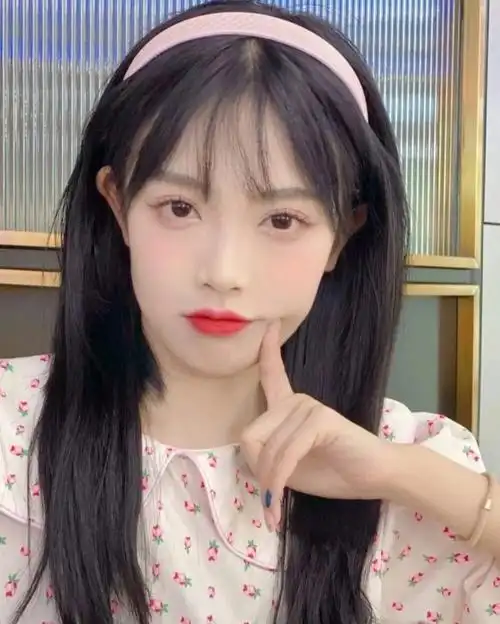 超仙气的真人女生头像今日文案:能够同时拥有可爱和温柔,把黑夜点亮的