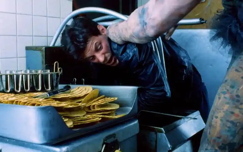 男人把活人手放在油锅里炸,放在烤箱里烤.惊悚