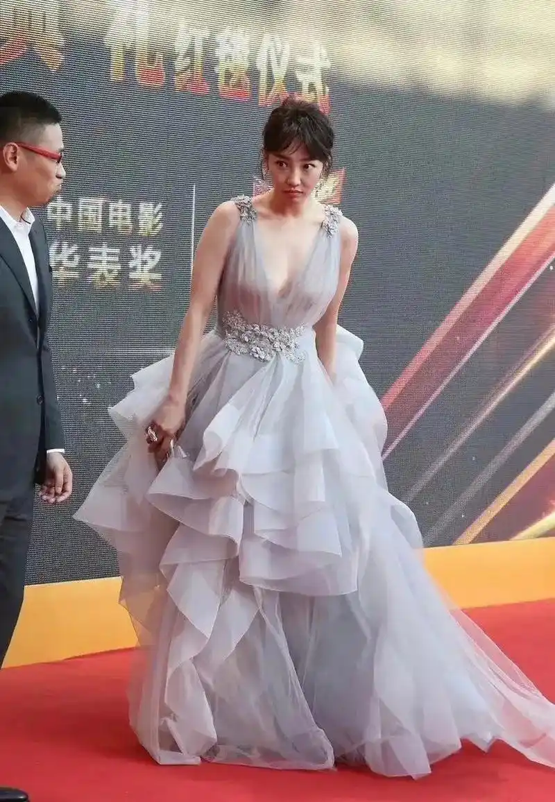 就连现场的男司仪员都被美丽性感的白百何惊艳到了