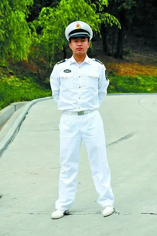 黑飘带蓝披肩 水兵服身上穿