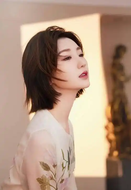 毛晓彤爱丽丝梦游仙境大片,金发蓝瞳,好像童话世界里的小公主_长裙