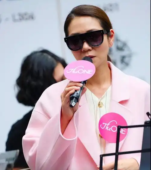 突发陈小春前女友疑遭家暴曾多次晒自己与6岁儿子脸部受伤照