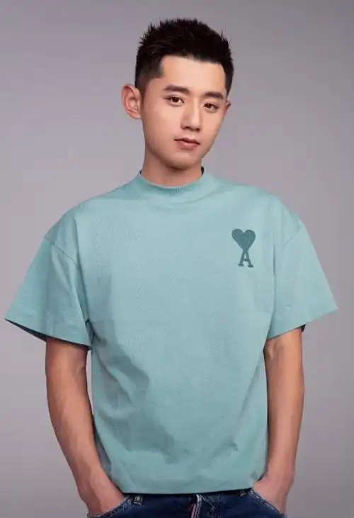 张继科没去东京奥运会也傲娇穿纯色t恤插兜走机场又痞又帅