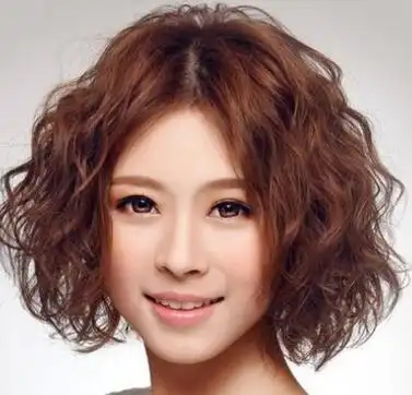 女生玉米烫短发发型图片 玉米烫短发这样扎最迷人_烫发_西子美发网