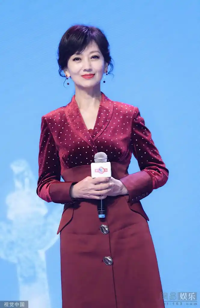 冻龄女神赵雅芝肤白貌美露细腿身材绝了