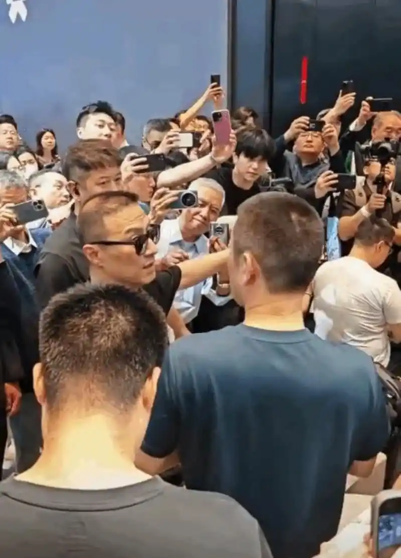 52岁汪峰已经有了秃头的趋势,看看他的头发,中间突出一大块儿,原来