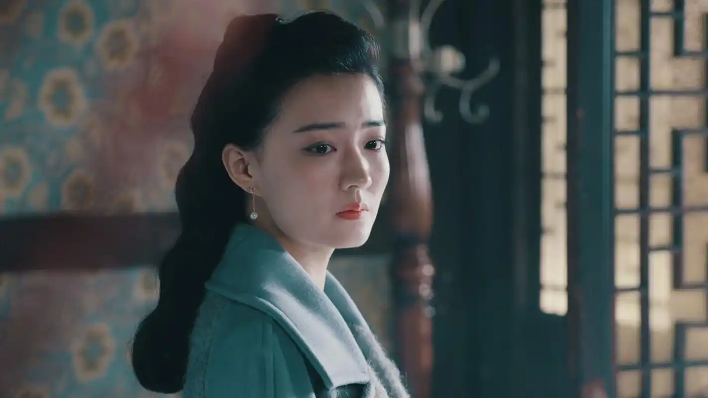 徐璐饰演的女特工贵婉,很有风情的民国女孩,造型审美也在线