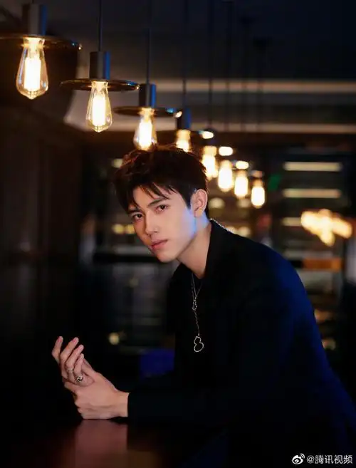 114陈飞宇现身某活动身穿黑色西装搭配葫芦吊坠简单造型又细节丰富