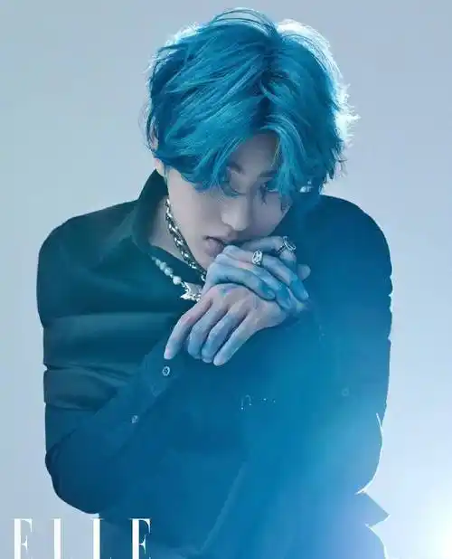 蔡徐坤elle封面大片眼前一亮的蓝发造型衬得气质愈发清冷