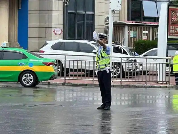 夏季行动 | 雨中交警的身影,马路上最美的风景!