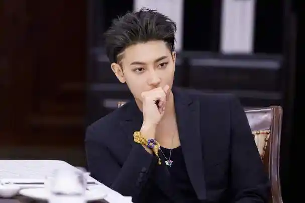 黄子韬可算瘦回来了倒三角身材虽然养眼却还是一样被调侃