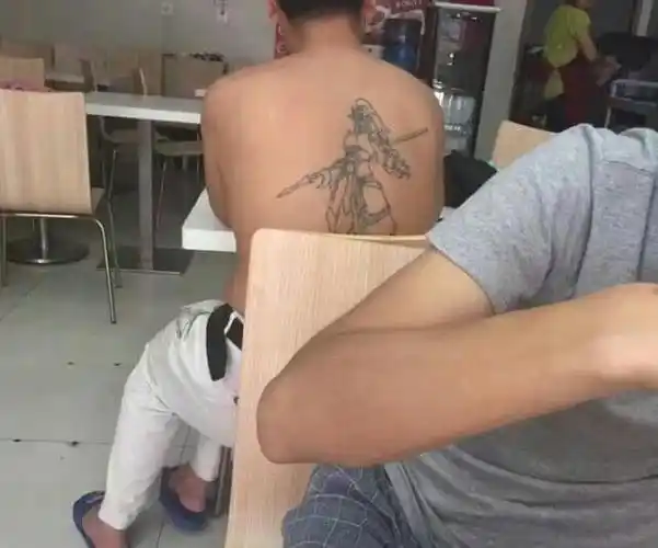虽然光膀子有点不文雅,不过背后的纹身却亮了,这是赵云还是韩信呢,看