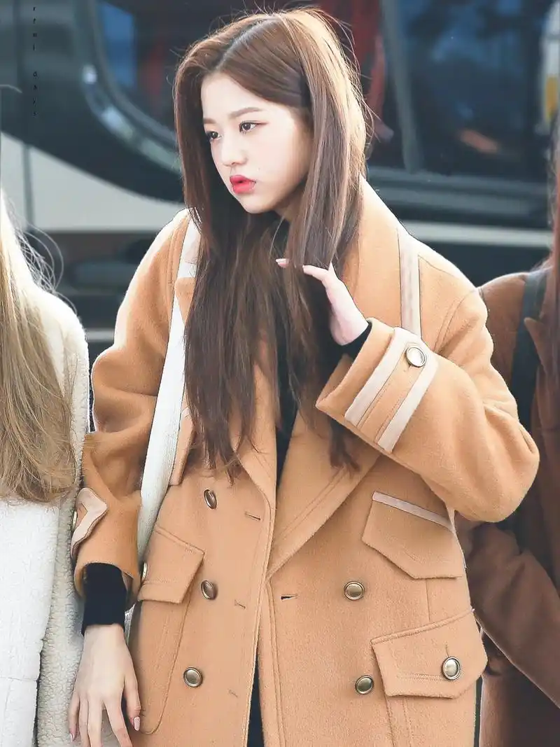 c位出道成员张元英私服穿搭分享 2004年出生的她年仅14岁 身高已达168