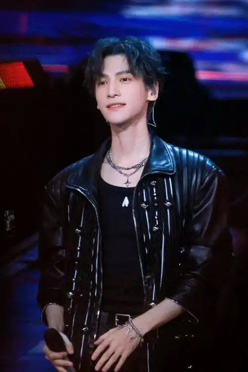 江心白#78#罗云熙#    "在风华正茂的年纪遇见了你这束最温柔的光"