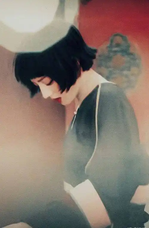 迪丽热巴齐耳短发搭配中国风红妆演绎东方美