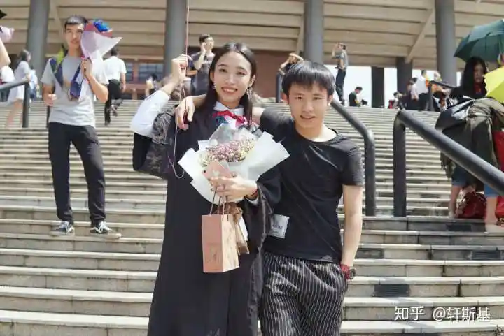 找一个比自己高的女朋友是一种什么体验?