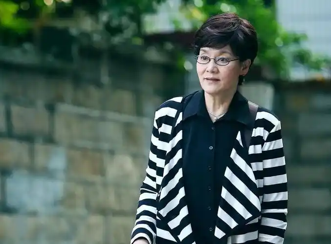 用"美人演员"来形容她再合适不过了,而今已经人过中年,美丽渐渐变成了