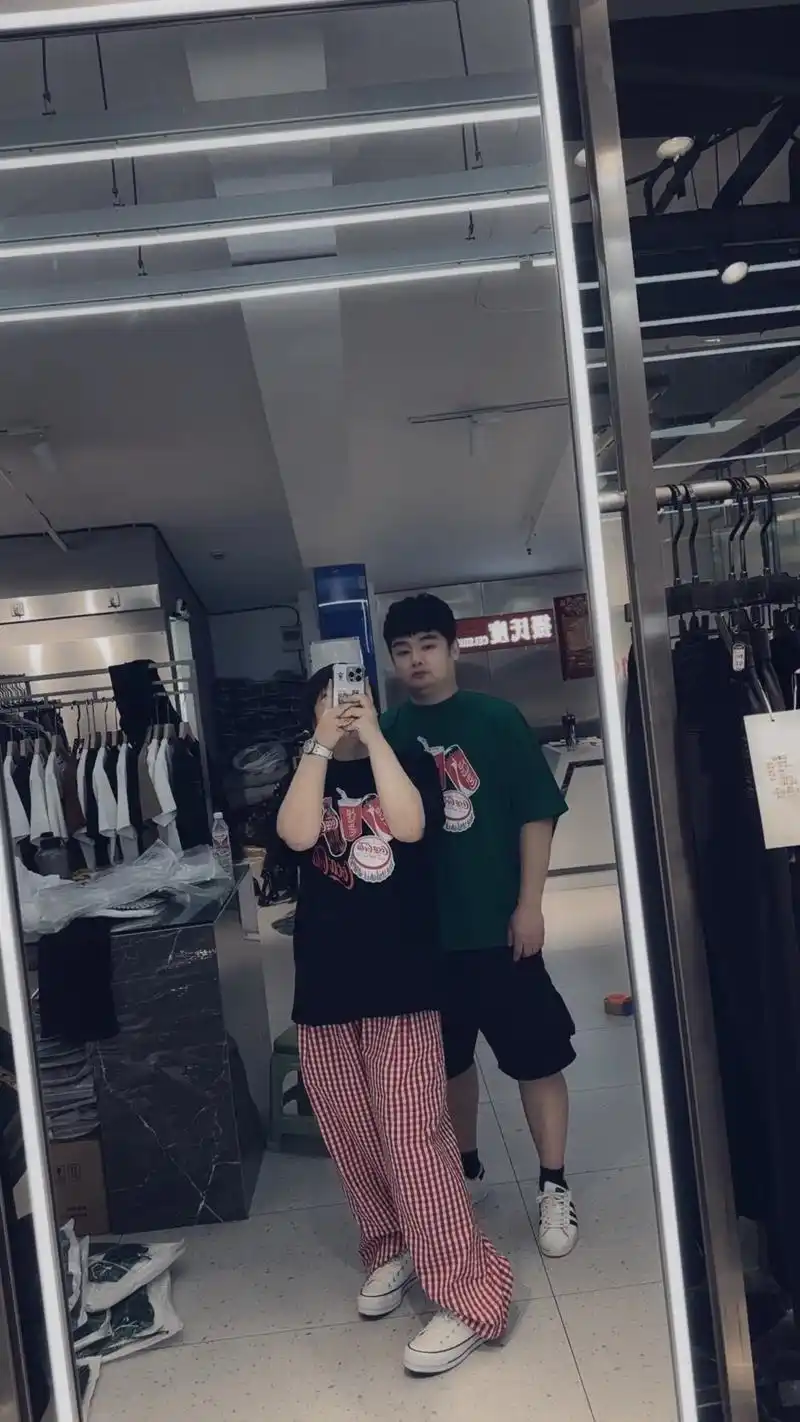 不就是叫你穿个女装吗 至于生气吗02#对镜拍 #穿搭 #镜子 - 抖音