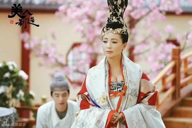 组图:《美人制造》曝邓萃雯女王范武则天造型