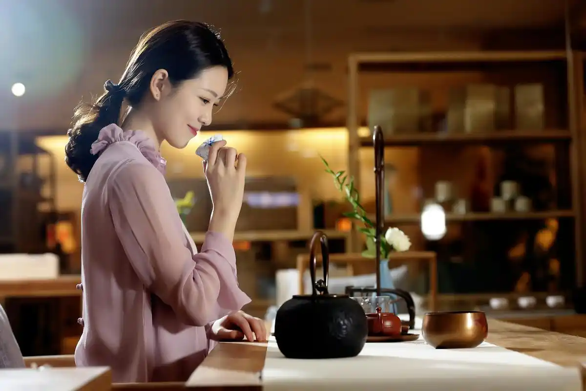 人像:灯光下的茶堂,除了茶香,还有茶艺女郎