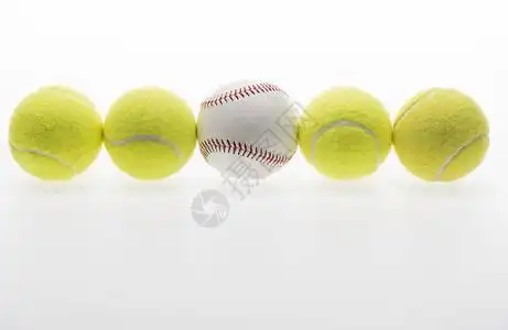 网球和一个棒球的近距离镜头背景图片
