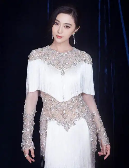 范冰冰透视流苏裙惊艳芭莎慈善夜 暗藏小心机性感遮不住