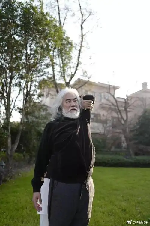 梵羽国际瑜伽|张纪中练瑜伽身轻如蝶,自嘲做个"佛系老顽童"!
