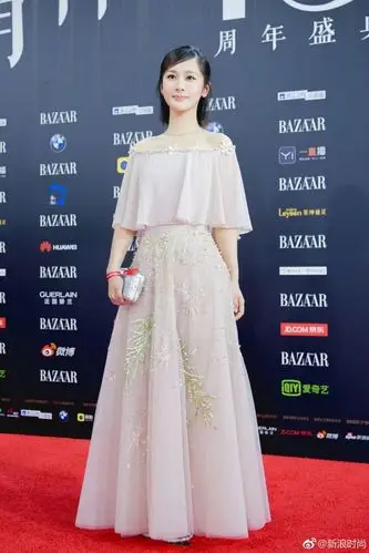 明星爱大牌# @杨紫 身着george.