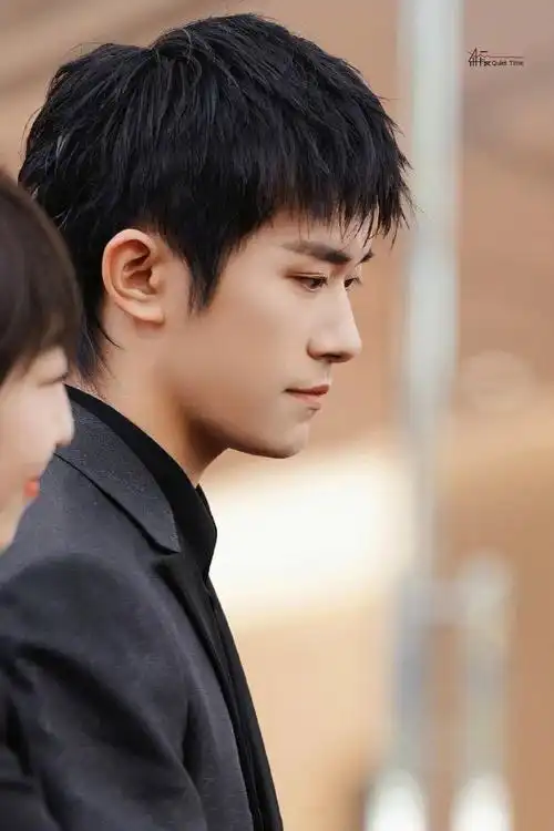 易烊千玺超话亮相品牌活动,经典黑色西装展现了满溢矜贵的型格,短发狼