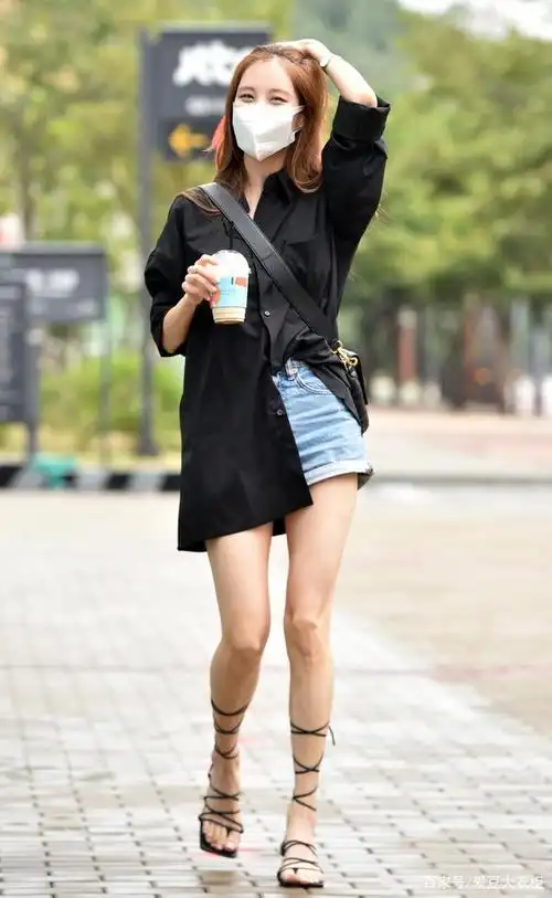 美女姐姐徐贤宽松衬衫配牛仔短裤迷人又显瘦,上班族快get起来