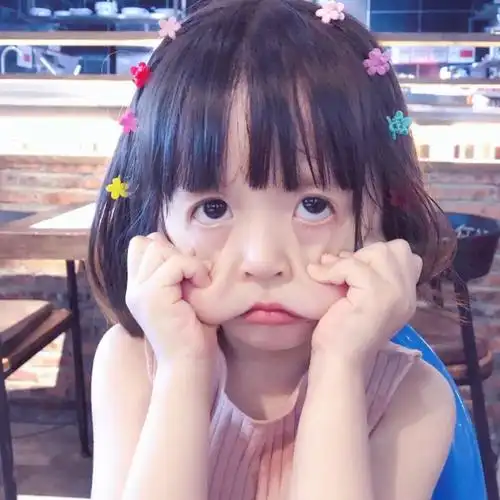 这个小女孩好可爱快叫上你的小姐妹一起用