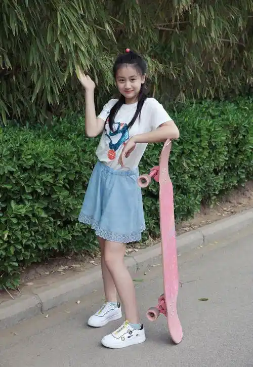 这一套look让森碟看上去更有女神范了,真不愧是娱乐圈都在等着长大的