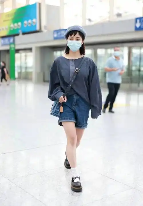 沈月彻底放飞胖成大饼脸元气都没了全身照矮胖身材穿得好臃肿