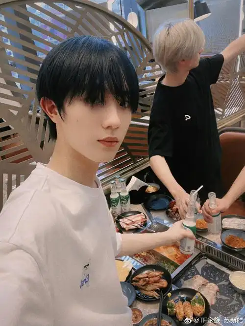 朱志鑫苏新皓穆祉丞聚餐合照