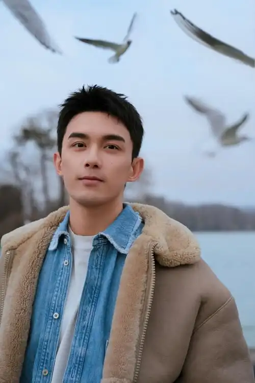 吴磊坚定转型电影咖,无视.@时尚娱乐达人莎莎的动态