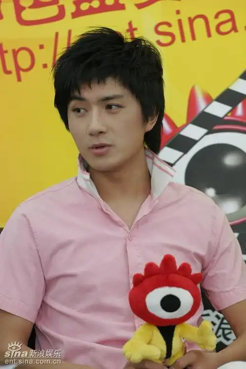 图文:超级之星三甲做客--吴晟酷似古巨基