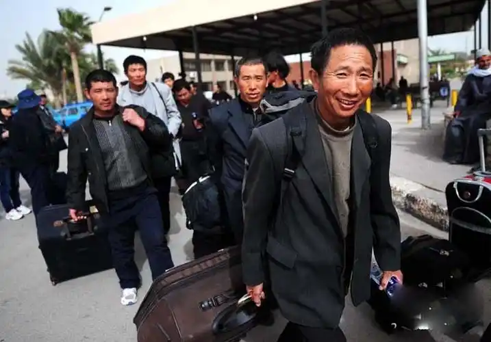 中国派国航包机接中国驻利比亚人员回国(组图)