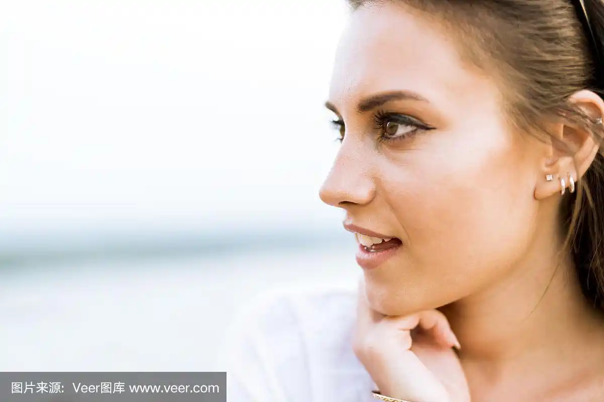 美丽的年轻女子侧面照片