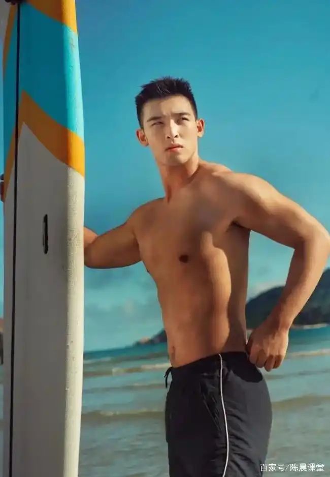 毛若懿海边冲浪写真来了,腿毛好明显呀