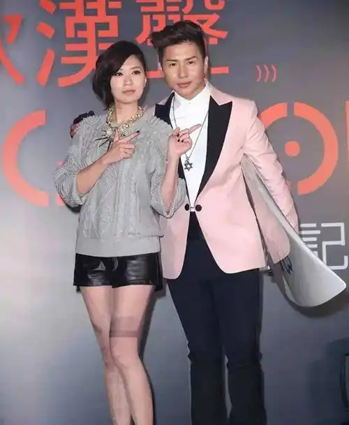 80后女神贾静雯,黑色渔网丝袜搭配皮短裤,秒变萌妹子!_时尚_造型_魅力