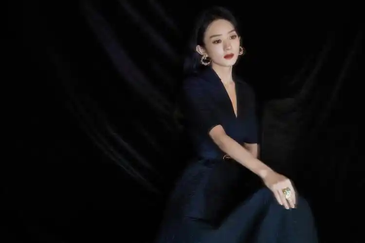 赵丽颖穿粉裙娇嫩似花仙子下凡 穿黑套装气场全开