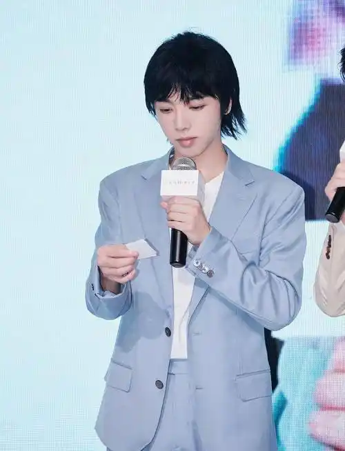 华晨宇蓝色西装清爽干净.华晨宇直视镜头.华晨宇写真.