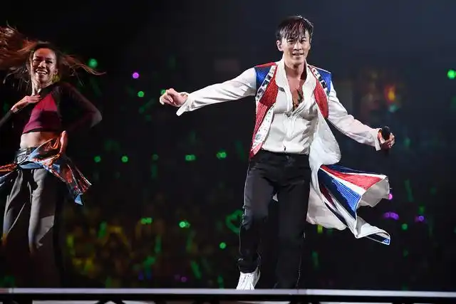 林峯广州演唱会太卖力,唱到尽兴撕衣秀腹肌!