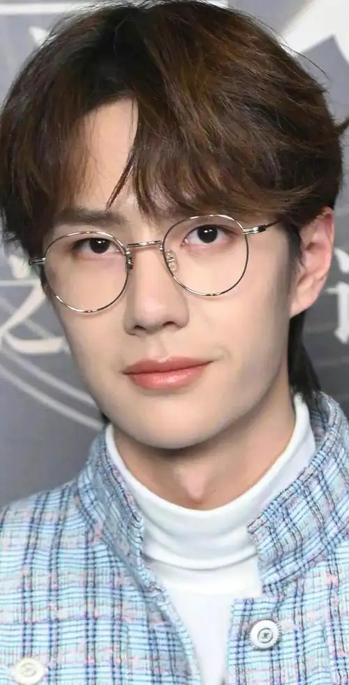 被粉丝亲切地称为"内娱素颜之神"的王一博,在镜头前毫不造作的自然