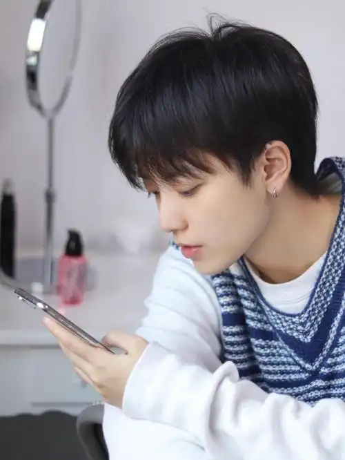 中性短发留了个女孩子都喜欢的发型